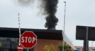 Canna fumaria a fuoco, paura per la nuvola di fumo denso nel quartiere Agraria